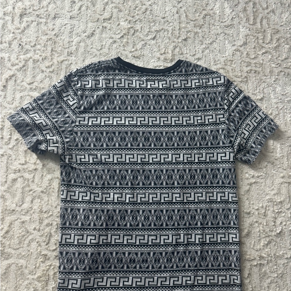 On the Byas Geometric Black and White mens Medium Tee - Picture 2 of 3